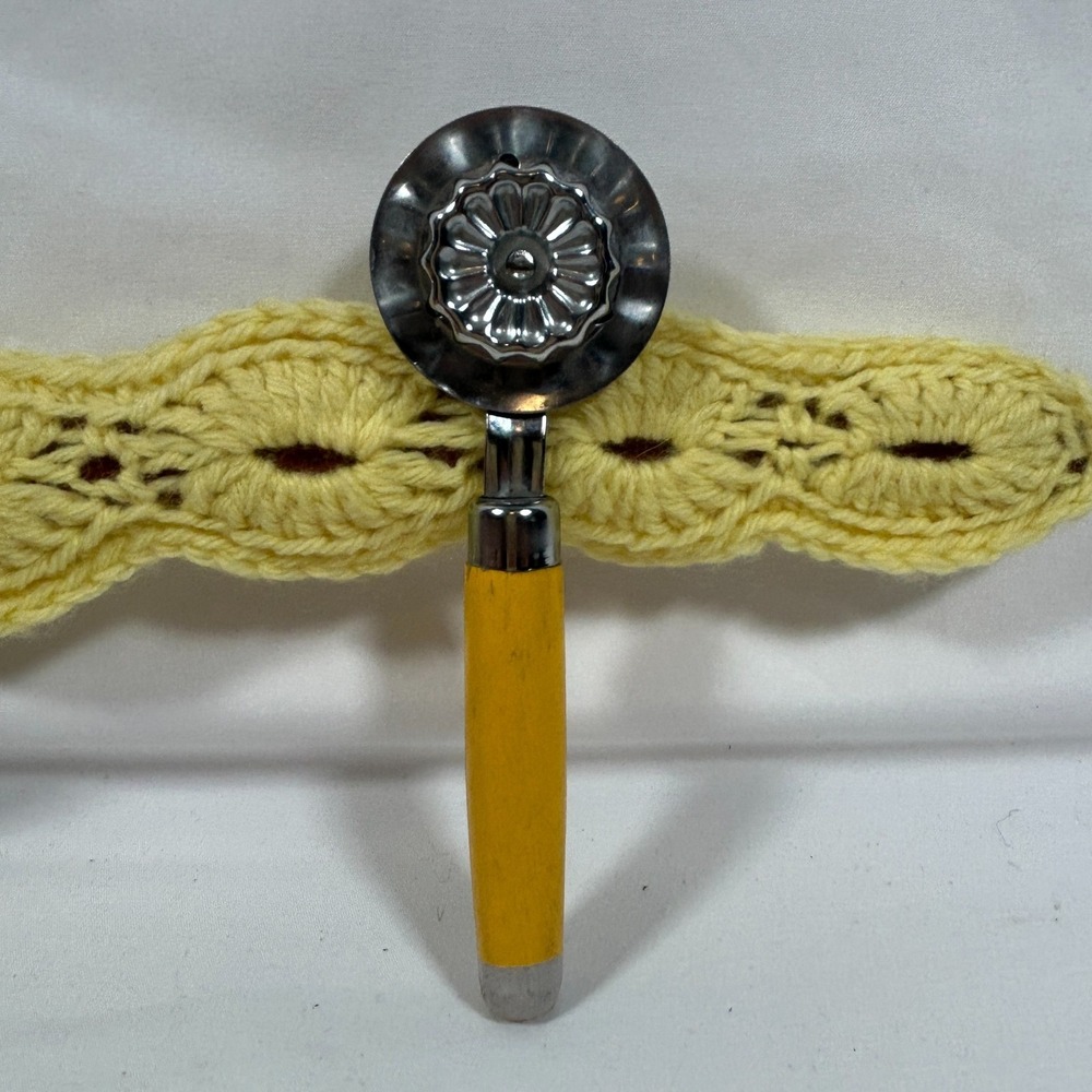 Vintage Pastry Wheel Pie Crimper Crust Pasta Yellow Wood Handle Baking Grandma